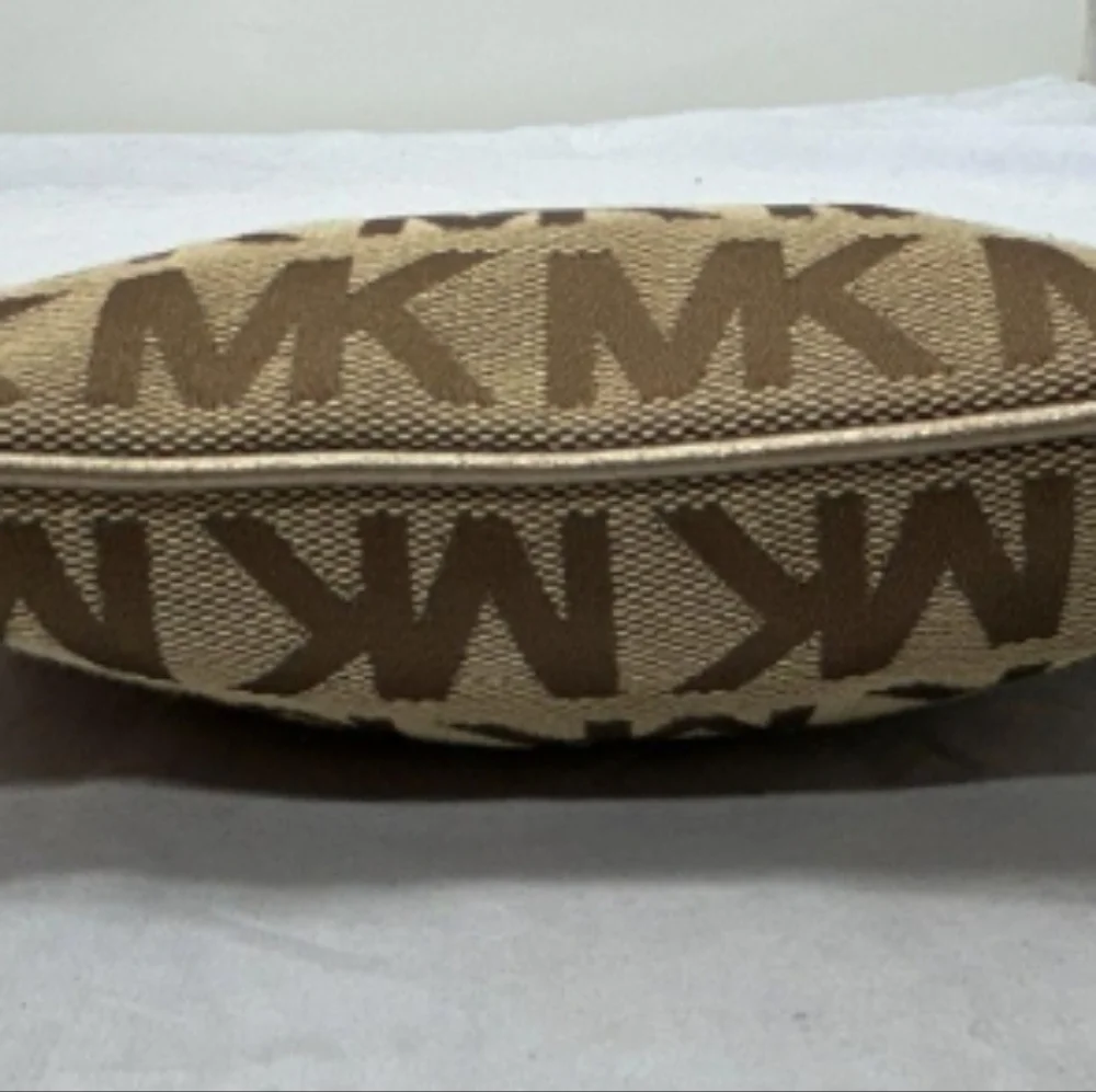 > Michael Kors Brown Wristlet
